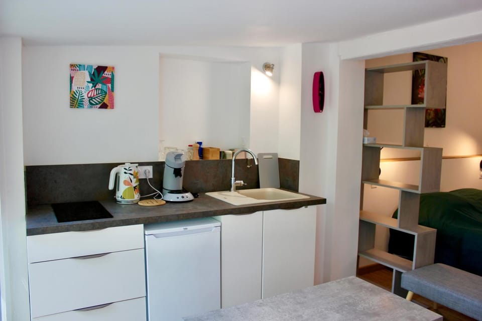 Coffee/tea facilities, Kitchen or kitchenette, stove