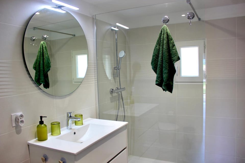 Shower, Bathroom, towels