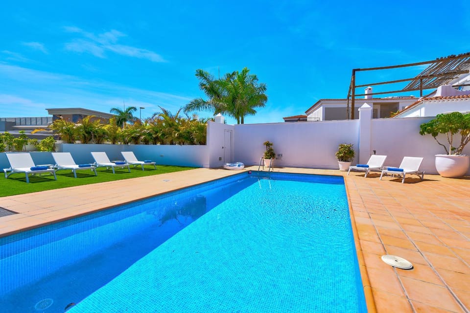 Pool view, Swimming pool, sunbed