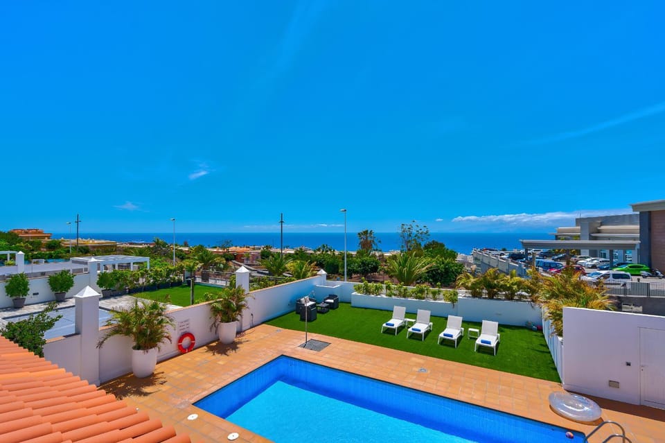 Pool view, Swimming pool, sunbed