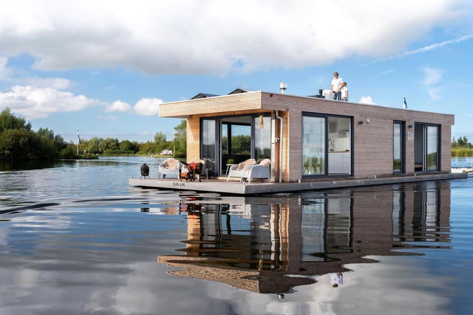Property building, Balcony/Terrace, Lake view, River view