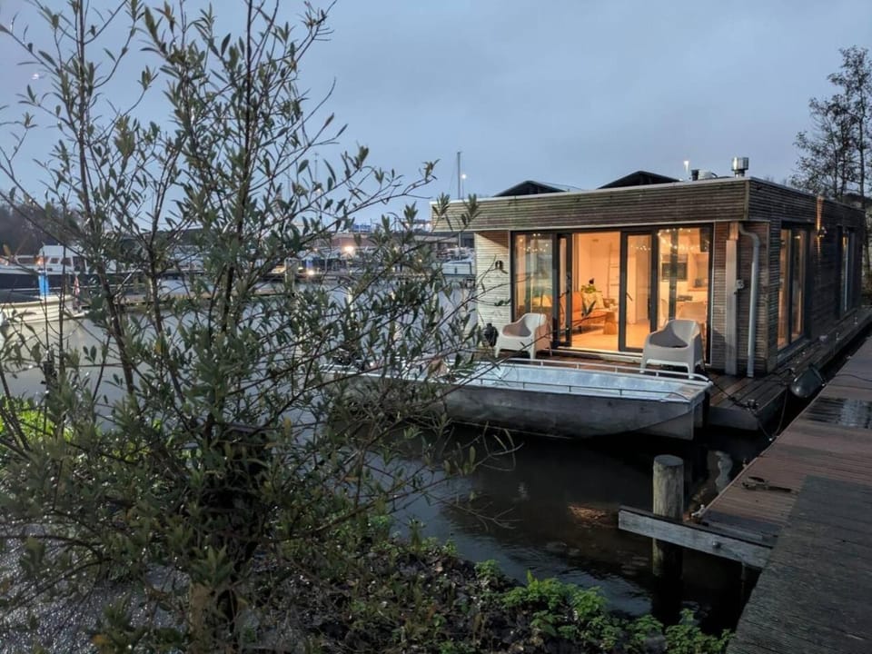 Houseboat in Amsterdam 6-pax Docked boat in Zaandam