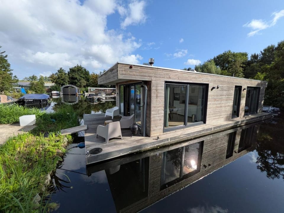 Houseboat in Amsterdam 6-pax Docked boat in Zaandam