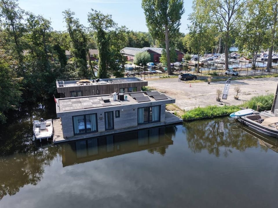 Houseboat in Amsterdam 6-pax Docked boat in Zaandam