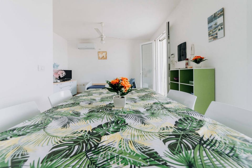 Dining area, kitchen