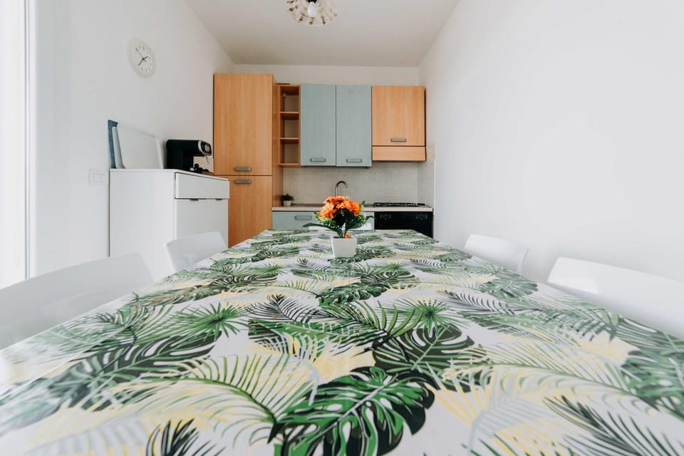 Dining area, kitchen