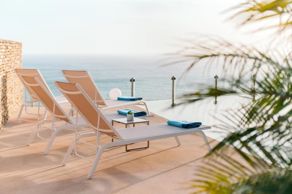Swimming pool, sunbed