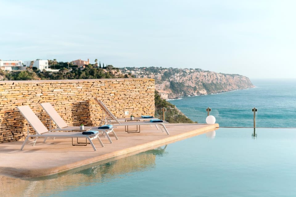 Swimming pool, sunbed