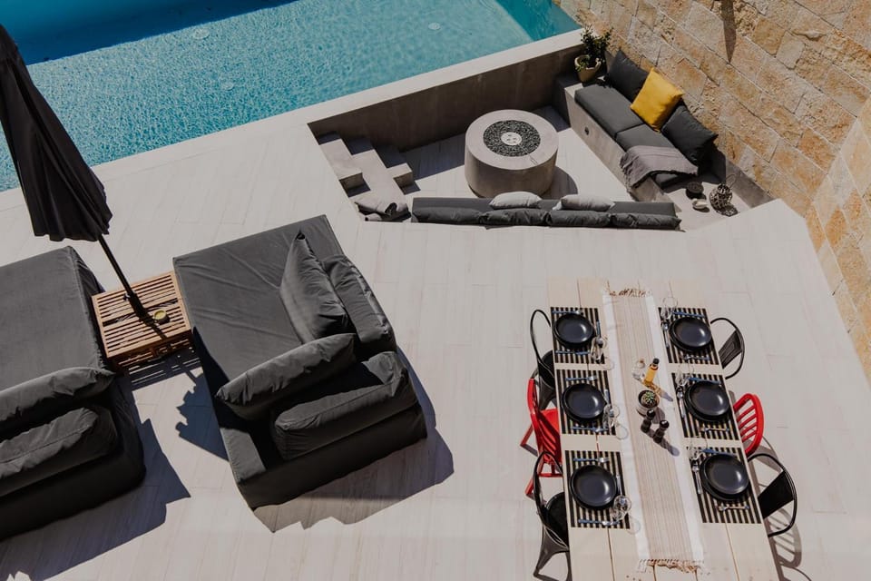 Balcony/Terrace, Seating area, Dining area, Pool view, Swimming pool, sunbed