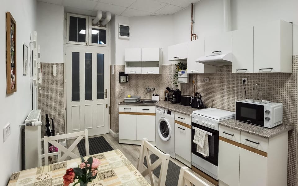 Coffee/tea facilities, Kitchen or kitchenette, microwave, oven, stove, toaster, washing machine