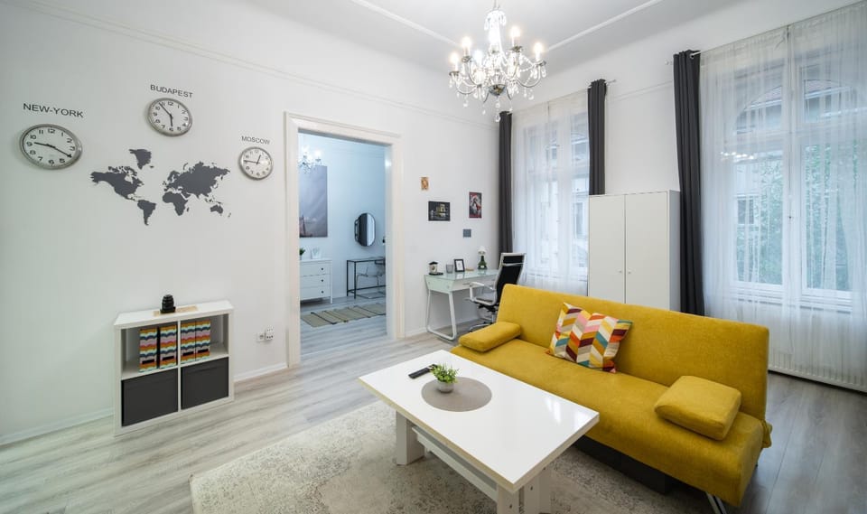 Bed, Kitchen or kitchenette, Living room, Photo of the whole room, Seating area, Bedroom