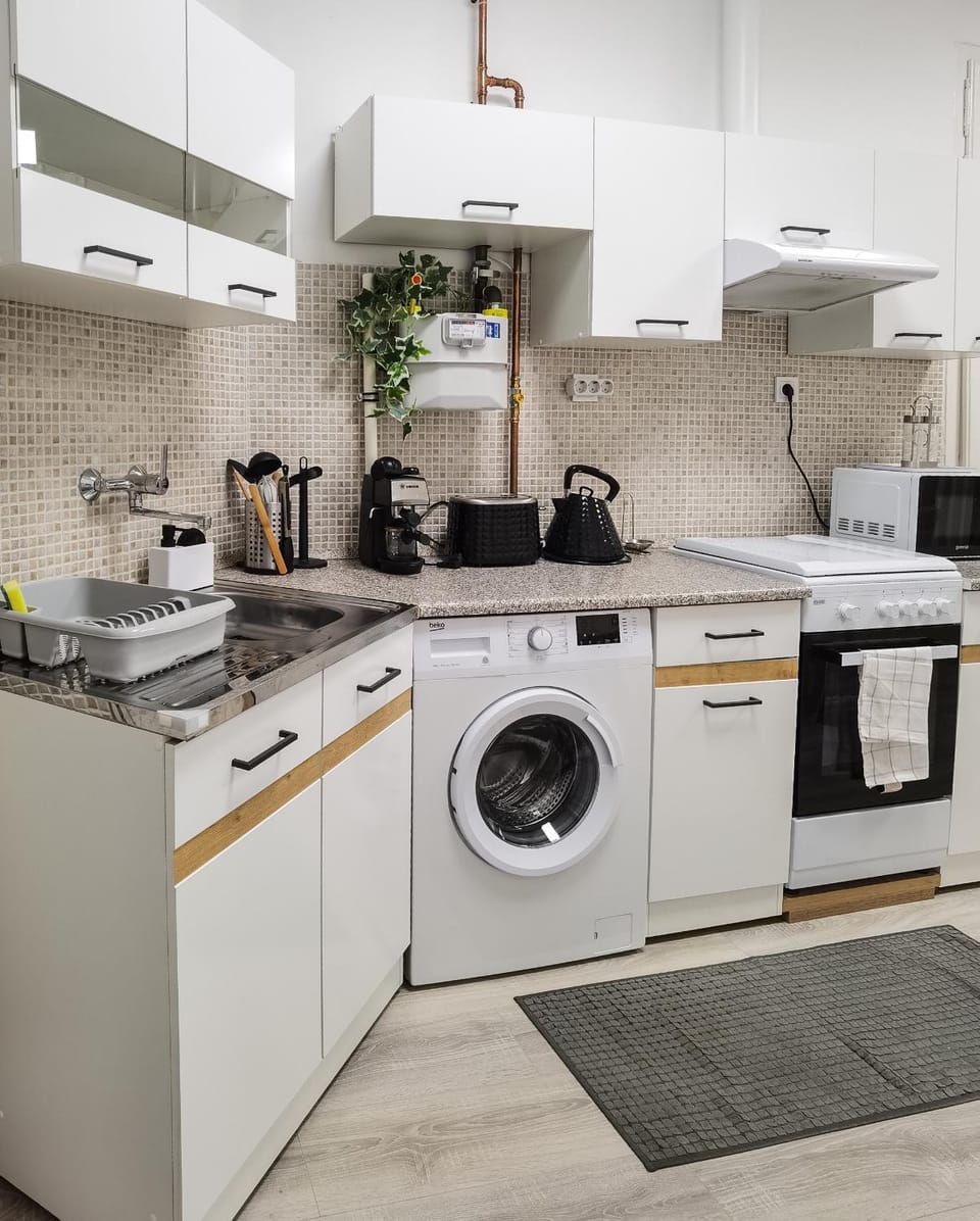 Coffee/tea facilities, Kitchen or kitchenette, stove, toaster, washing machine