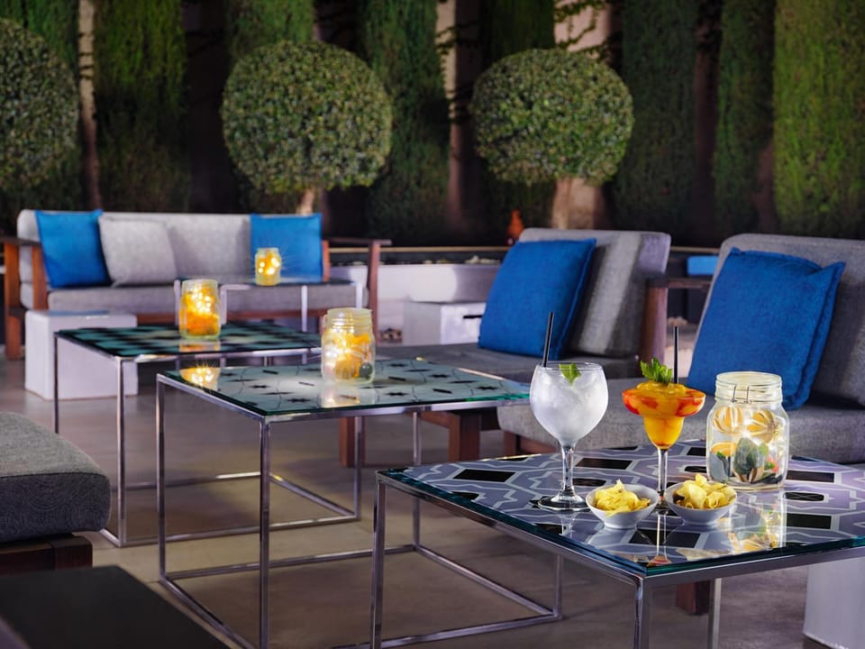 Restaurant/places to eat, Balcony/Terrace
