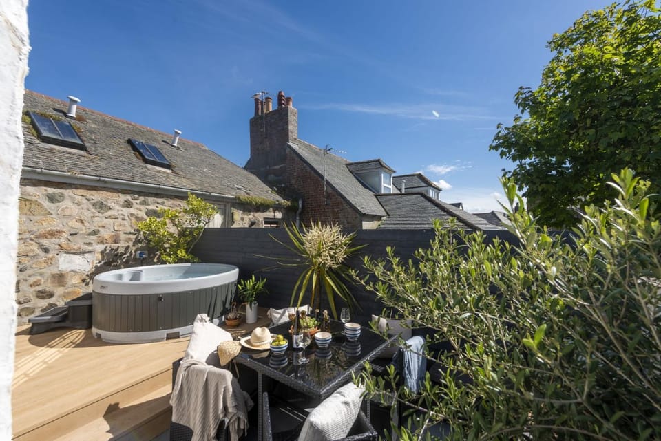 Day, Hot Tub, Balcony/Terrace, Seating area