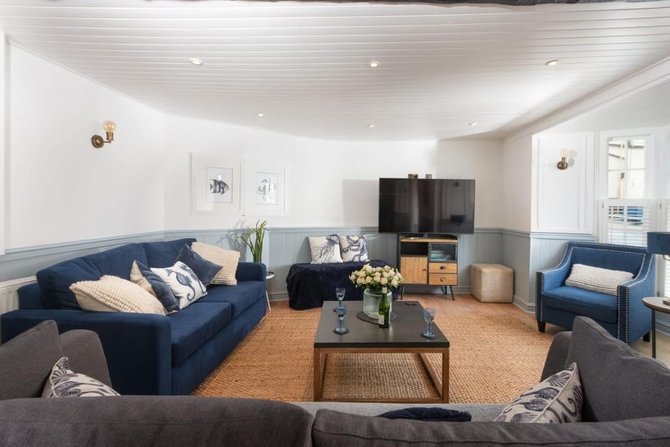 Communal lounge/ TV room, TV and multimedia, Living room, Seating area, Evening entertainment