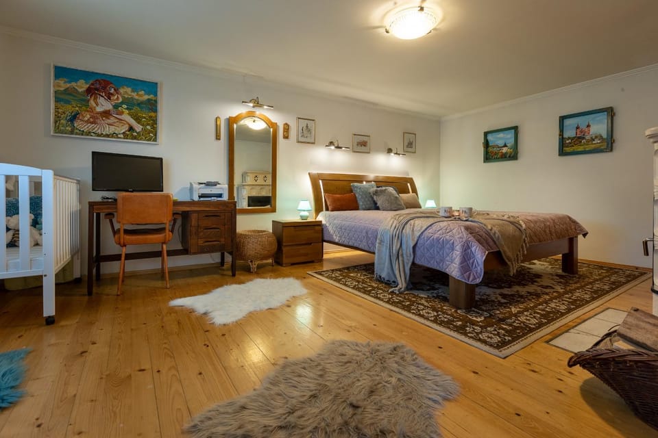 Photo of the whole room, Bedroom, cot