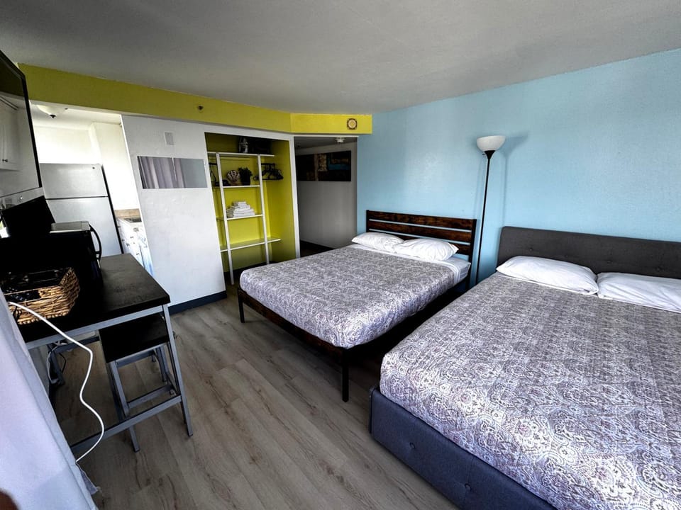 Paradise QueenSize Waikiki Seaside Monarch Hotel Studio Near Waikiki - Mountain and City View - Full Kitchen Apartment in McCully-Moiliili