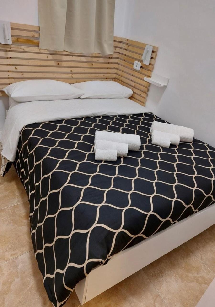 Bed, towels