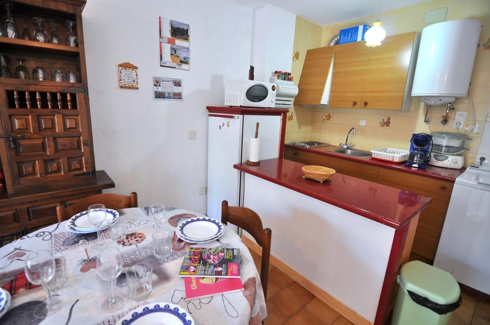 Kitchen or kitchenette, Dining area