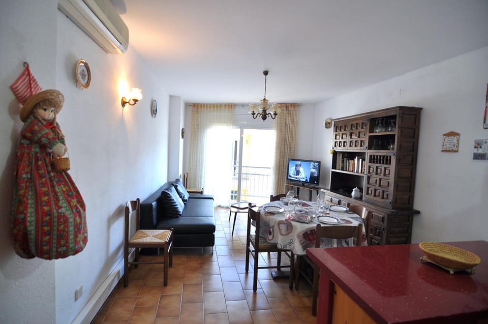 TV and multimedia, Living room, Dining area, air conditioner