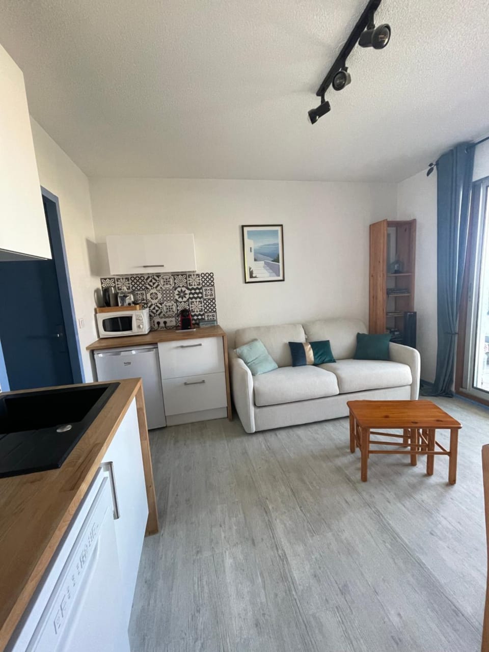 Coffee/tea facilities, Living room, microwave, kitchen