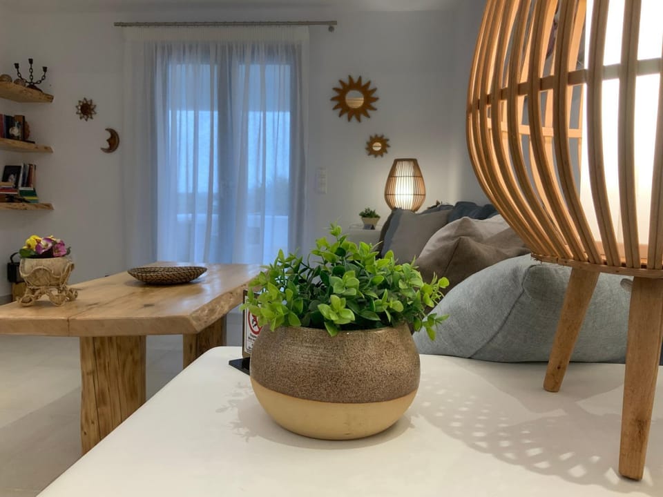 Property building, Restaurant/places to eat, Neighbourhood, BBQ facilities, TV and multimedia, Balcony/Terrace, Balcony/Terrace, Living room, Seating area, Beach, Supermarket/grocery shop, Sunrise, Sunset, Parking, locker, locker, towels