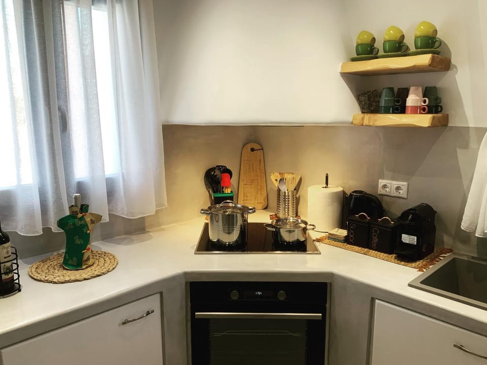 Kitchen or kitchenette, Dining area, minibar, pet friendly, pet friendly, stove, kitchen, kitchen