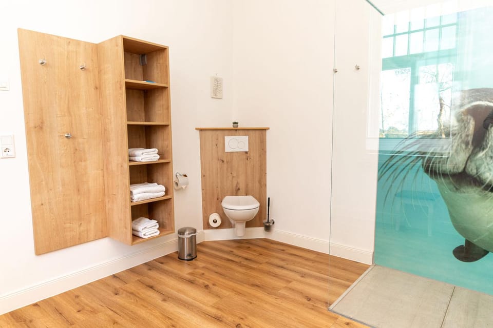 Shower, Toilet, Bathroom, hair dryier, pet friendly, towels, washing machine, dryer