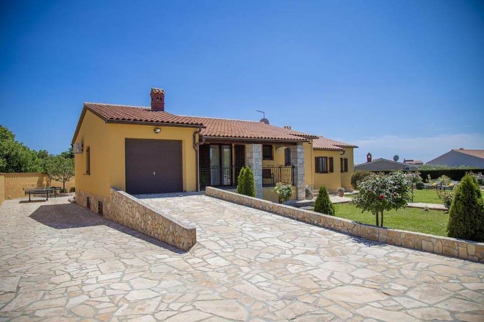 Villa Karin - Mediterranean Charm with Private Pool and Lush Waterfall Gardens Villa in Pula