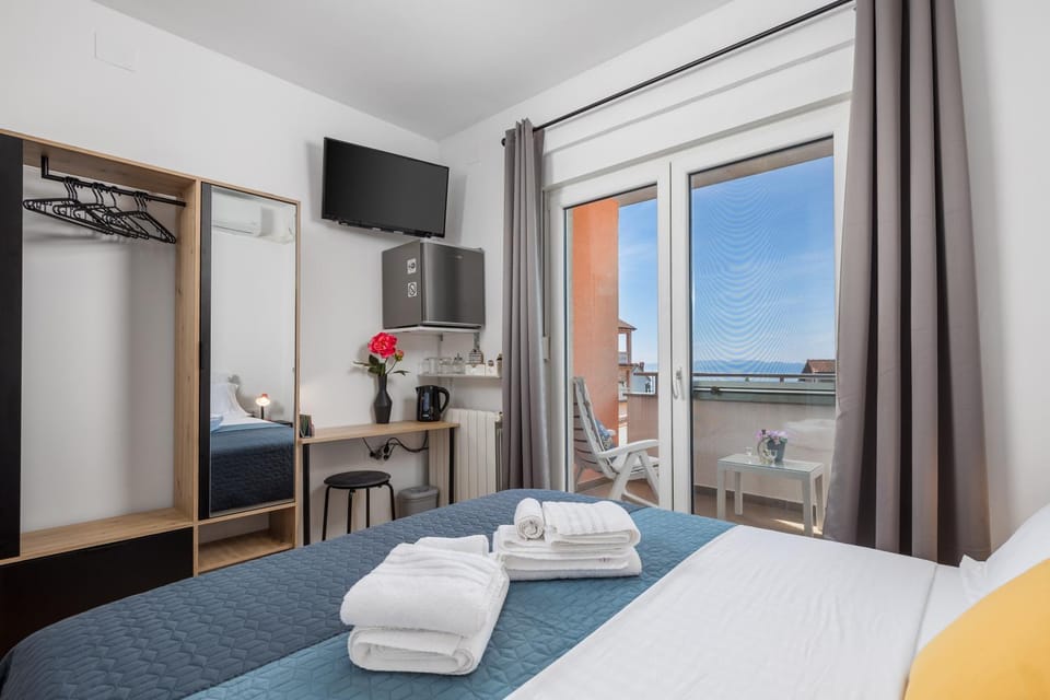 Bed, TV and multimedia, Coffee/tea facilities, View (from property/room), Balcony/Terrace, Bedroom, internet, towels