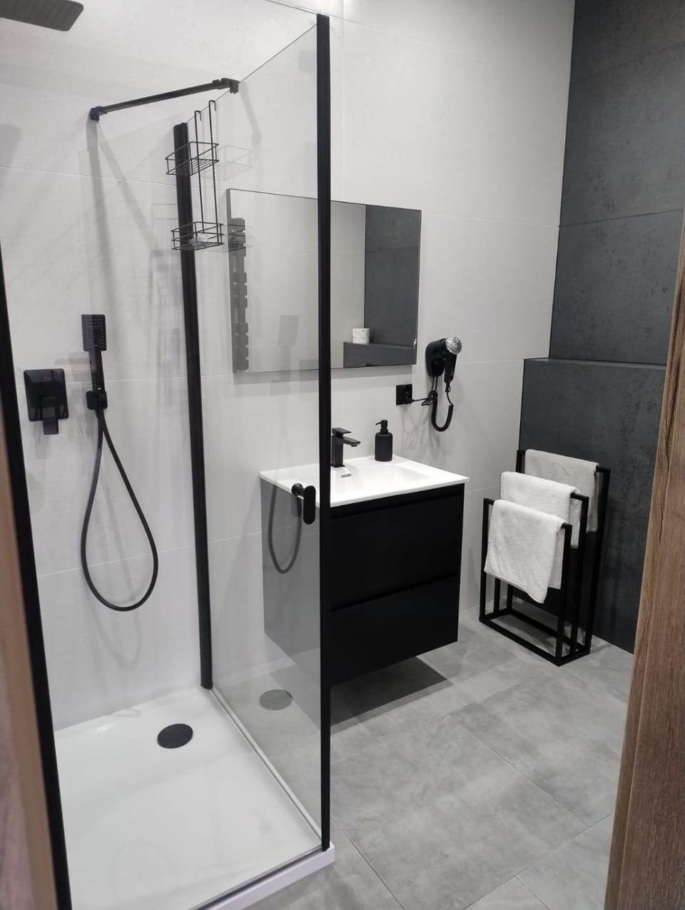 Shower, Property building, Bathroom, acessibility