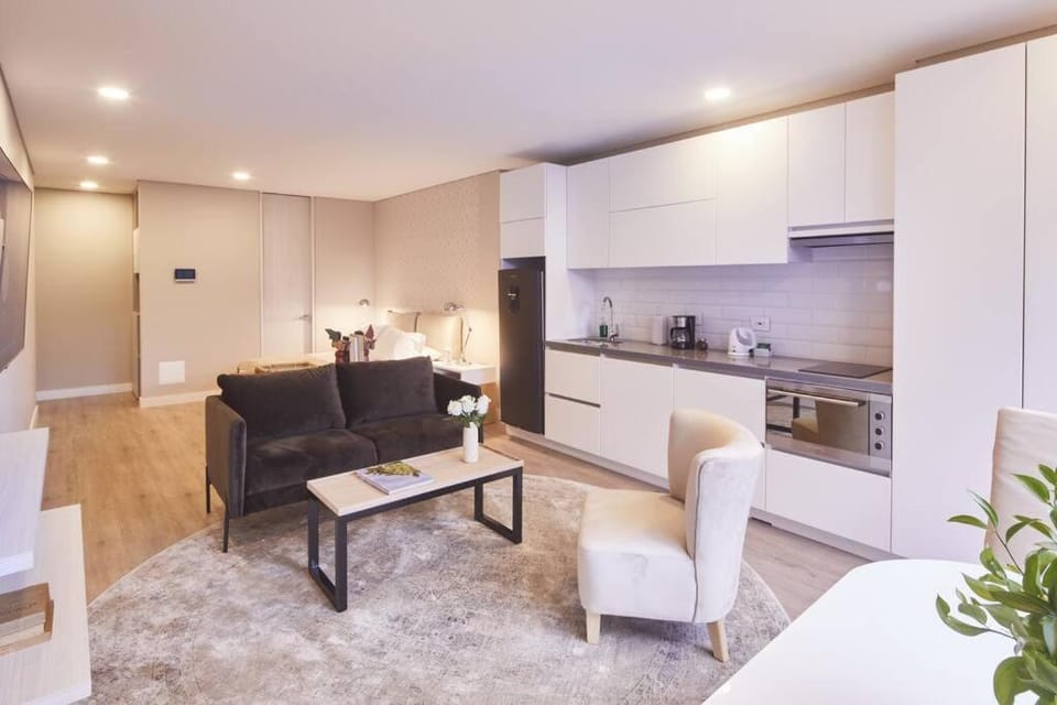 TV and multimedia, Kitchen or kitchenette, Living room, Seating area, Dining area, stove