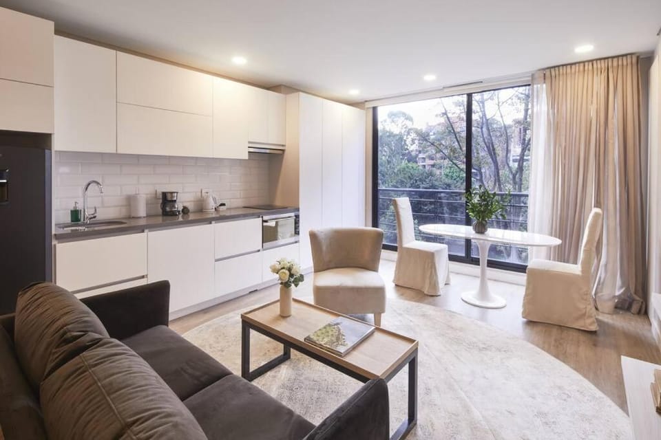 Coffee/tea facilities, Kitchen or kitchenette, Living room, Seating area, Dining area, oven, stove