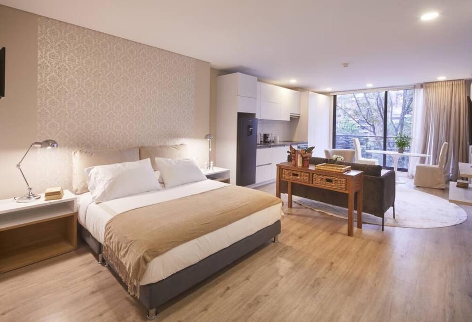 TV and multimedia, Kitchen or kitchenette, Living room, Photo of the whole room, Seating area, Dining area, Bedroom