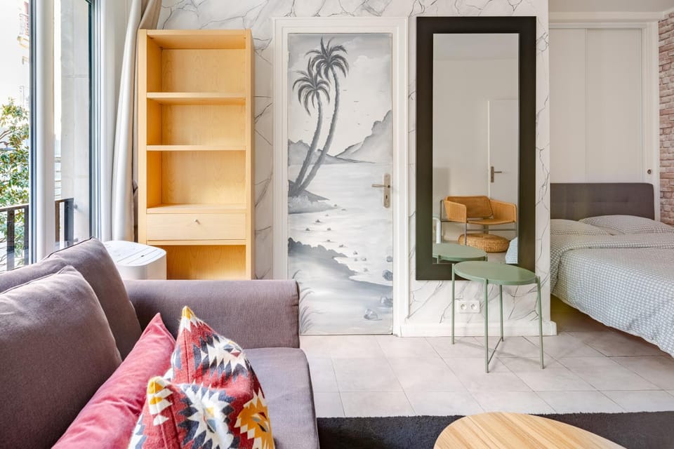 Chic 16th Arr Studio King Bed Private Mews Access Apartment in Paris