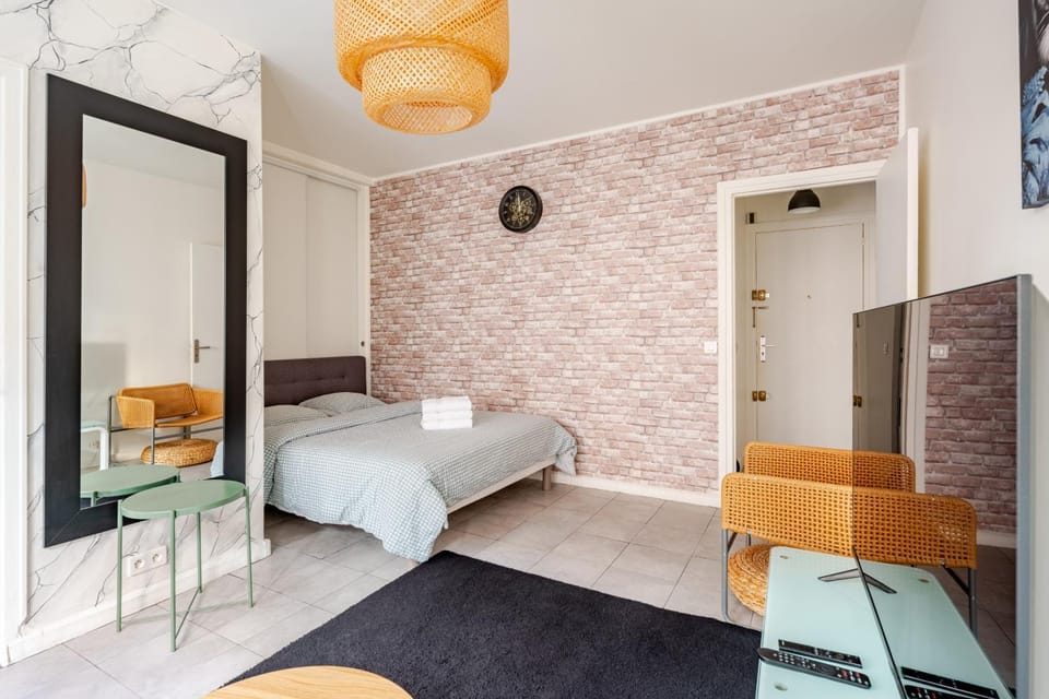 Chic 16th Arr Studio King Bed Private Mews Access Apartment in Paris