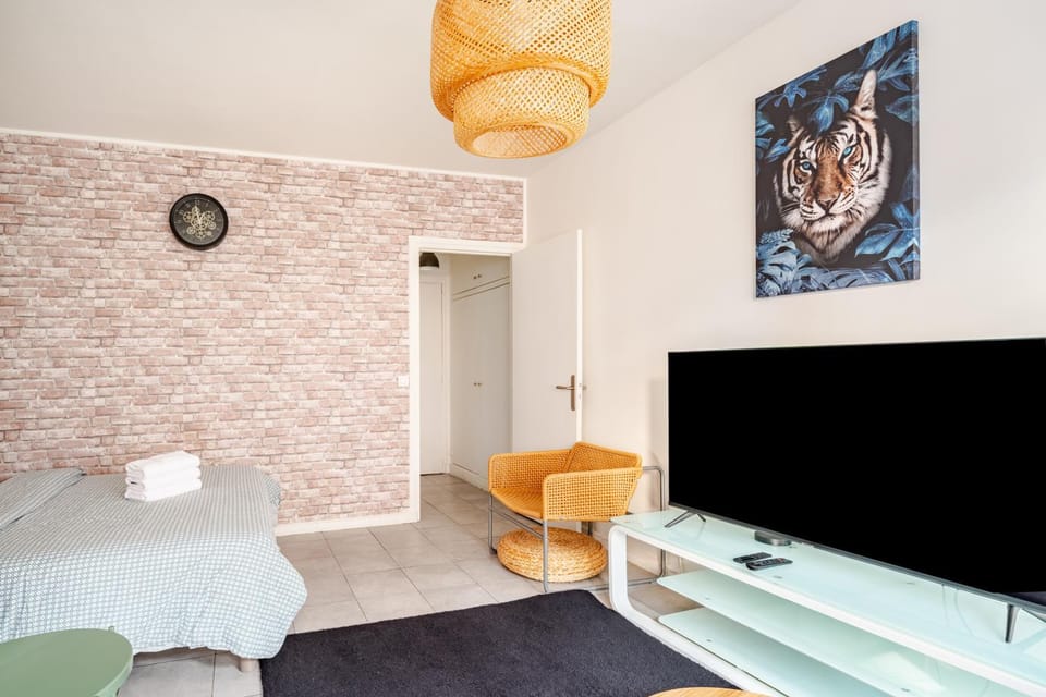 Chic 16th Arr Studio King Bed Private Mews Access Apartment in Paris