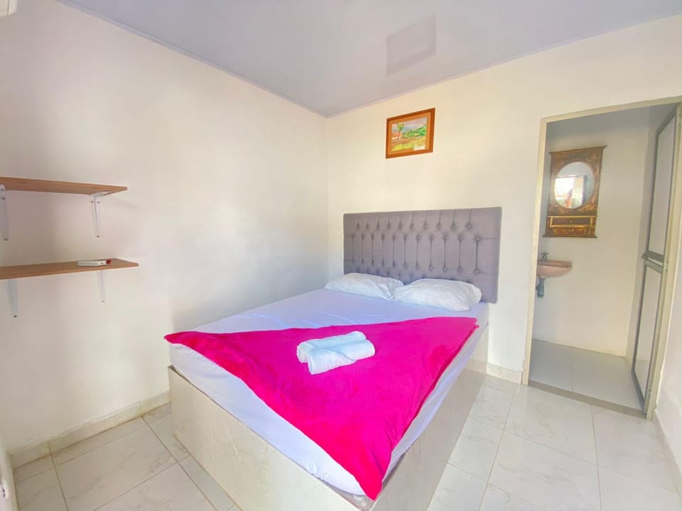 Photo of the whole room, Bedroom, towels