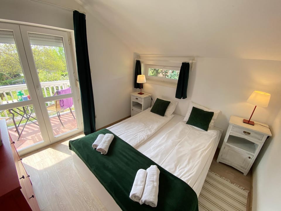 Bed, Balcony/Terrace, Photo of the whole room, Bedroom