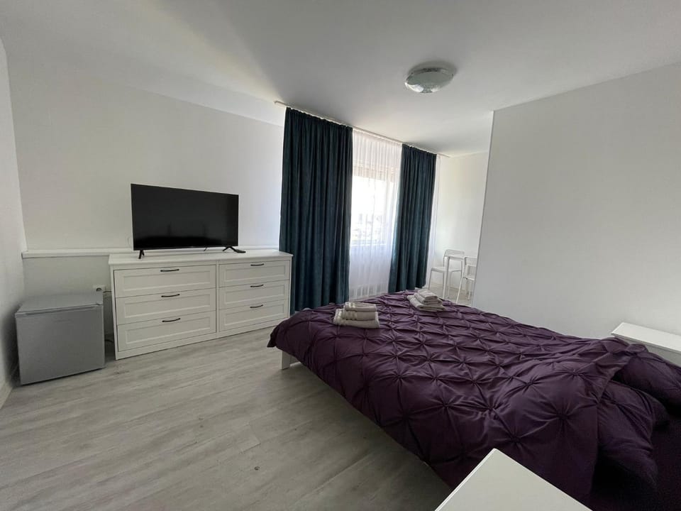 Bed, TV and multimedia, Bedroom