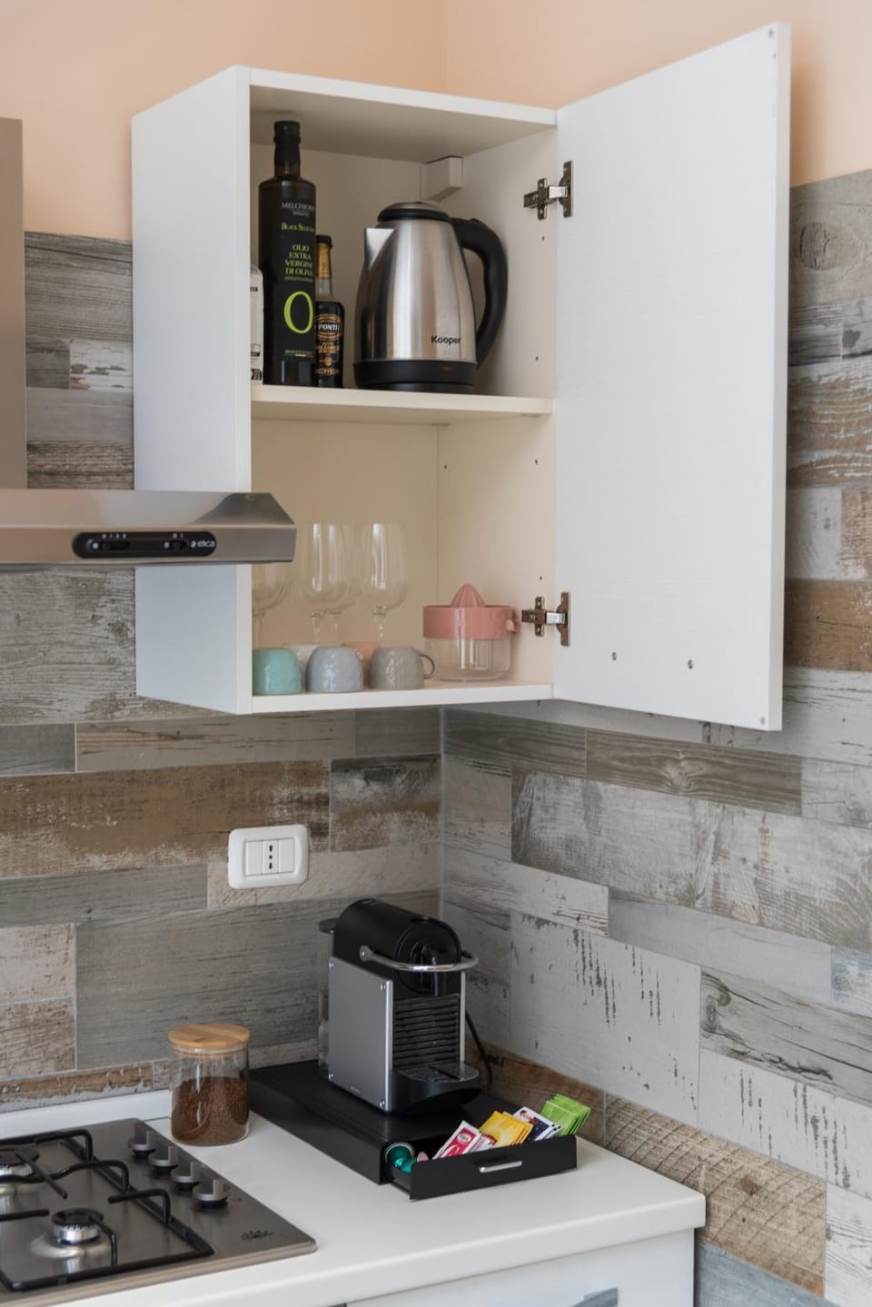 Coffee/tea facilities, Kitchen or kitchenette, stove