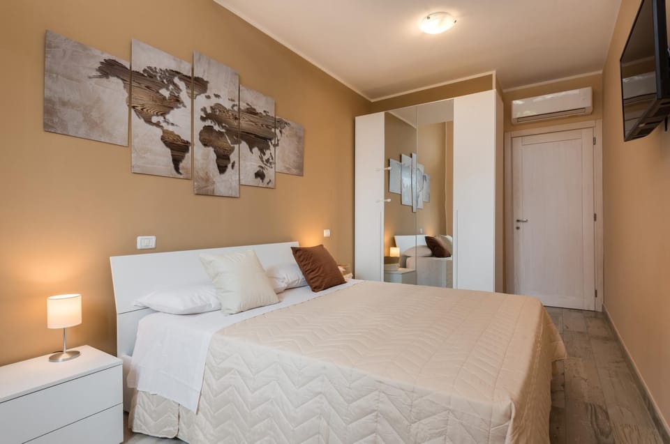 Bed, TV and multimedia, Photo of the whole room, Bedroom