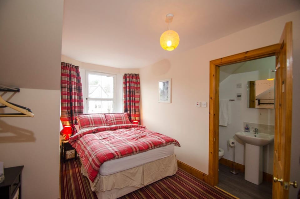 Knight's Rest Guest House Bed and Breakfast in Airdrie