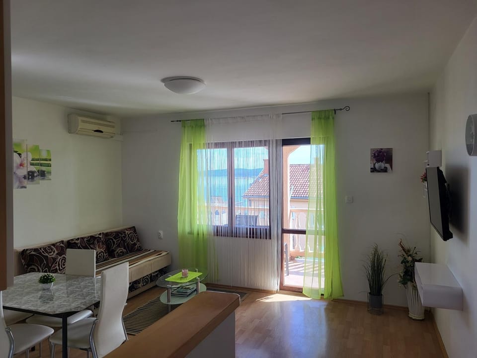 Bed, Living room, Seating area
