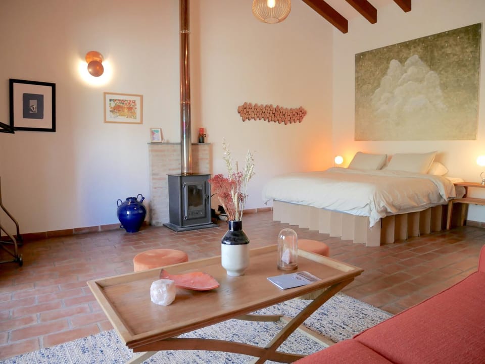 Bed, Living room, Photo of the whole room, Seating area, Bedroom
