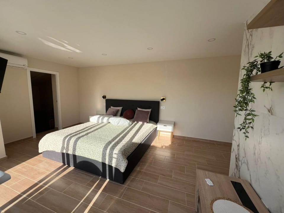Bed, TV and multimedia, Bedroom, air conditioner