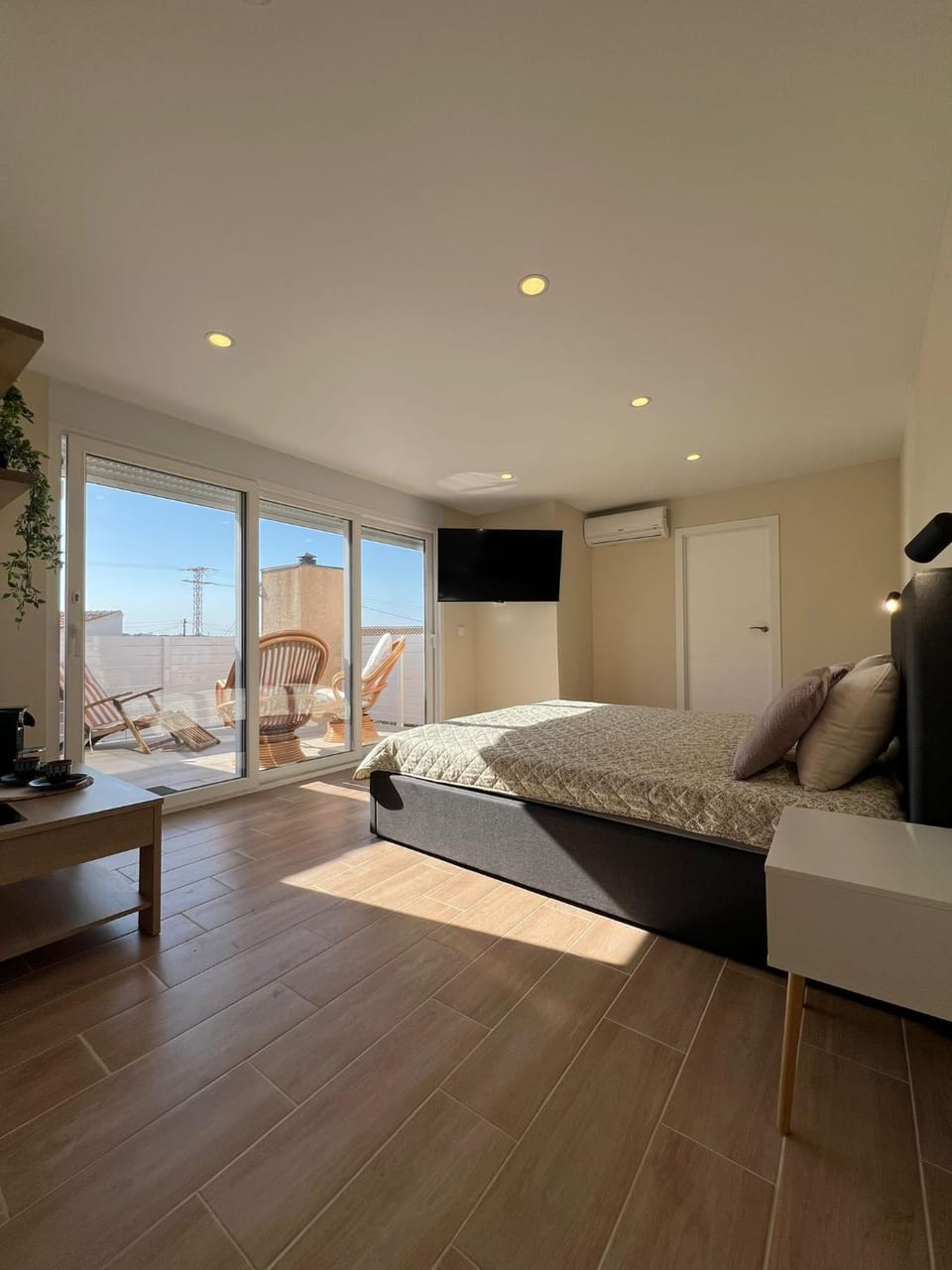 Bed, TV and multimedia, Balcony/Terrace, Bedroom, air conditioner