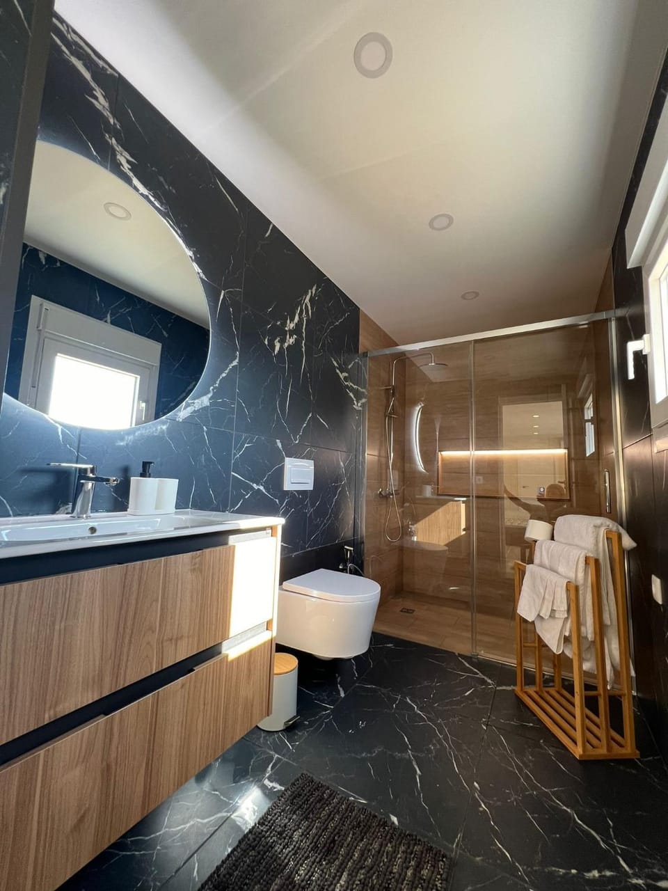 Shower, Toilet, Bathroom, bidet, towels