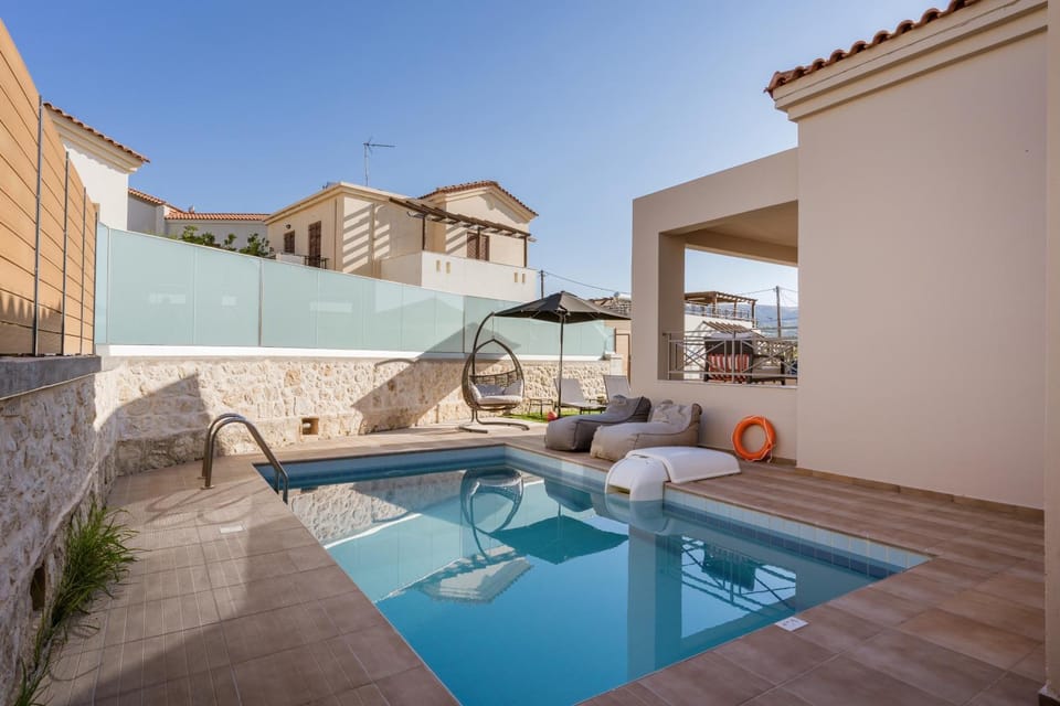Property building, Patio, Day, Pool view, Swimming pool, sunbed