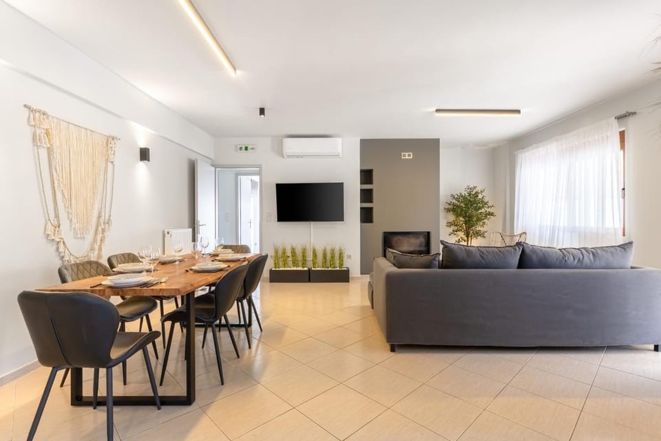 Communal lounge/ TV room, TV and multimedia, Living room, Seating area, Dining area, Evening entertainment, Swimming pool, air conditioner